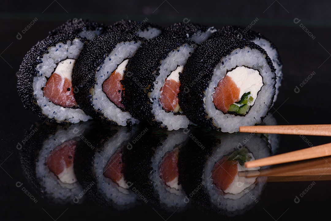 Rolos de sushi lindos e deliciosos frescos em um fundo escuro
