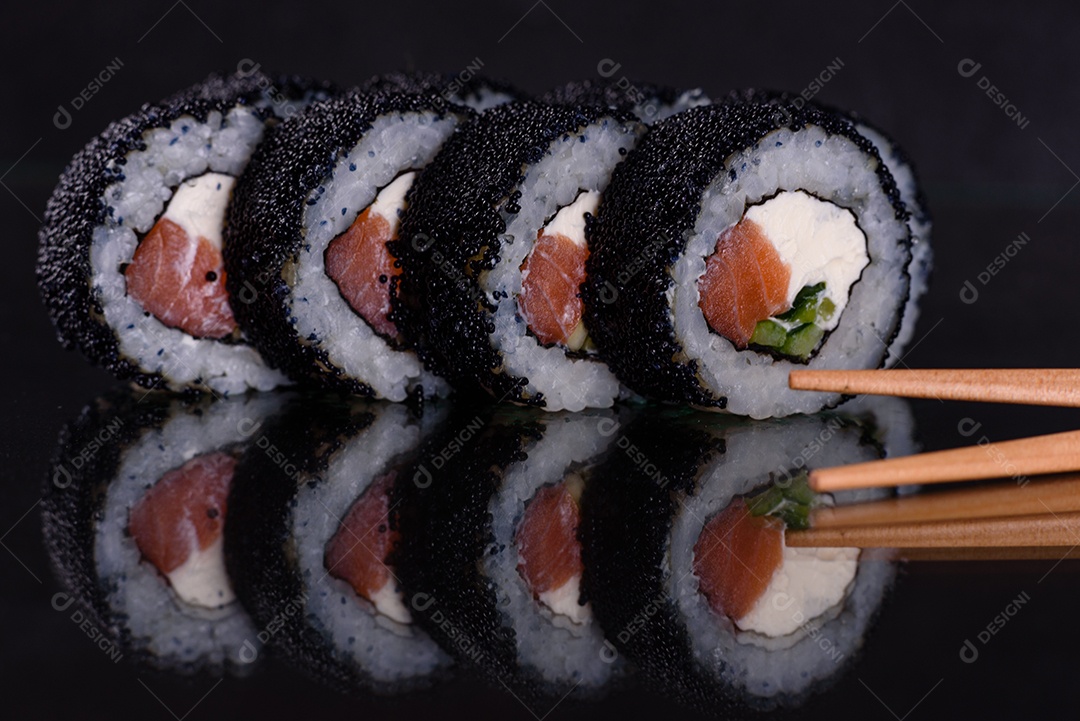 Rolos de sushi lindos e deliciosos frescos em um fundo escuro