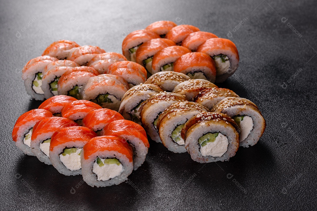 Rolos de sushi lindos e deliciosos frescos em uma mesa. Elementos da culinária japonesa