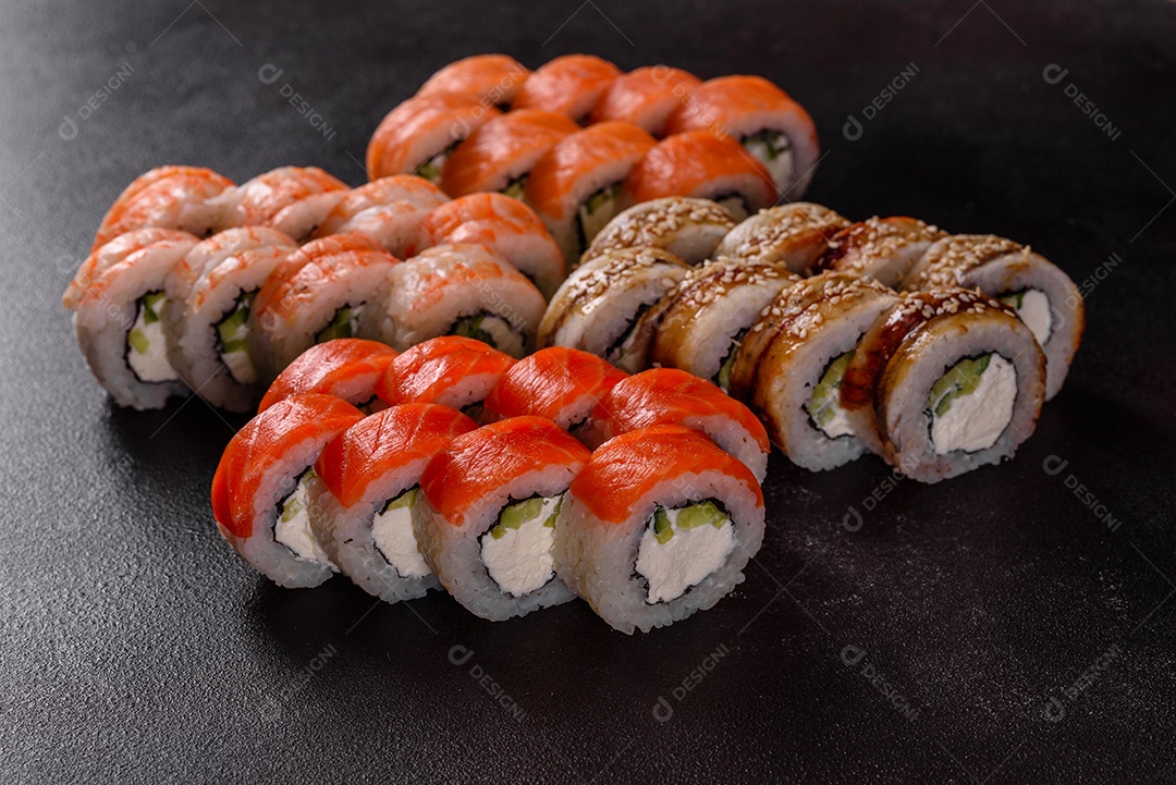 Rolos de sushi lindos e deliciosos frescos em uma mesa. Elementos da culinária japonesa