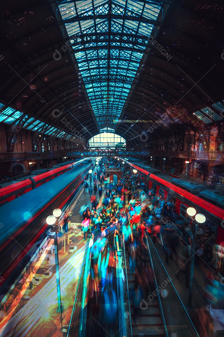 Fundo desfocado pessoas sobre estação de metrô