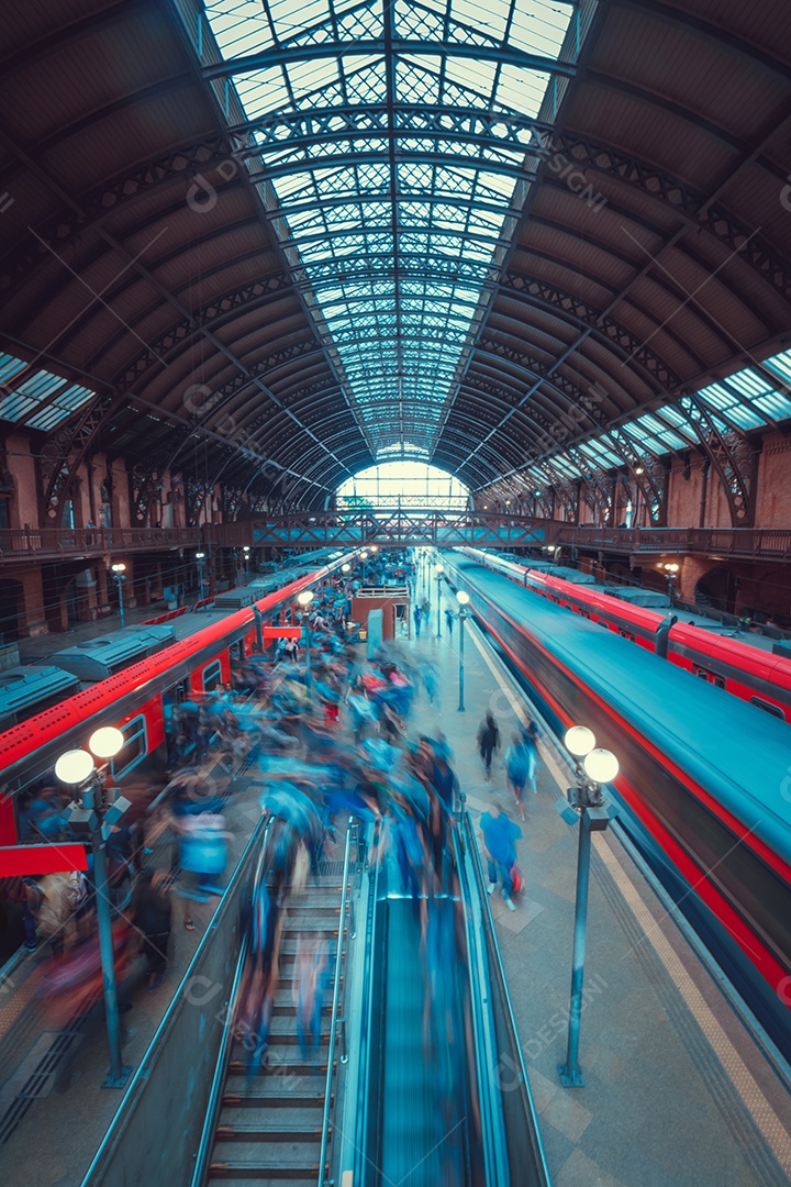 Fundo desfocado pessoas sobre estação de metrô