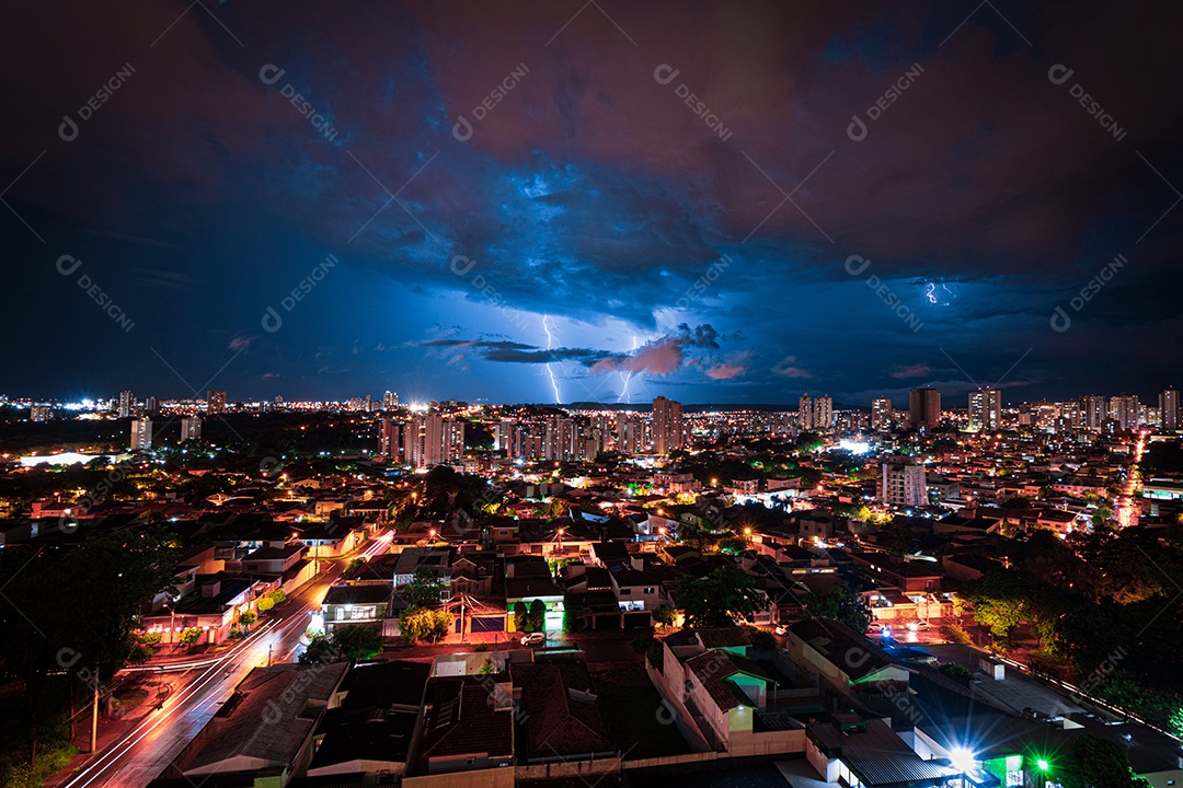 Vista panorâmica de cidade anoite