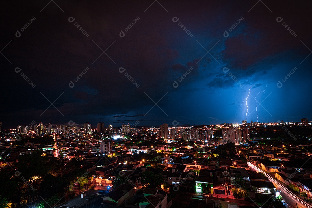 Vista panorâmica de cidade anoite