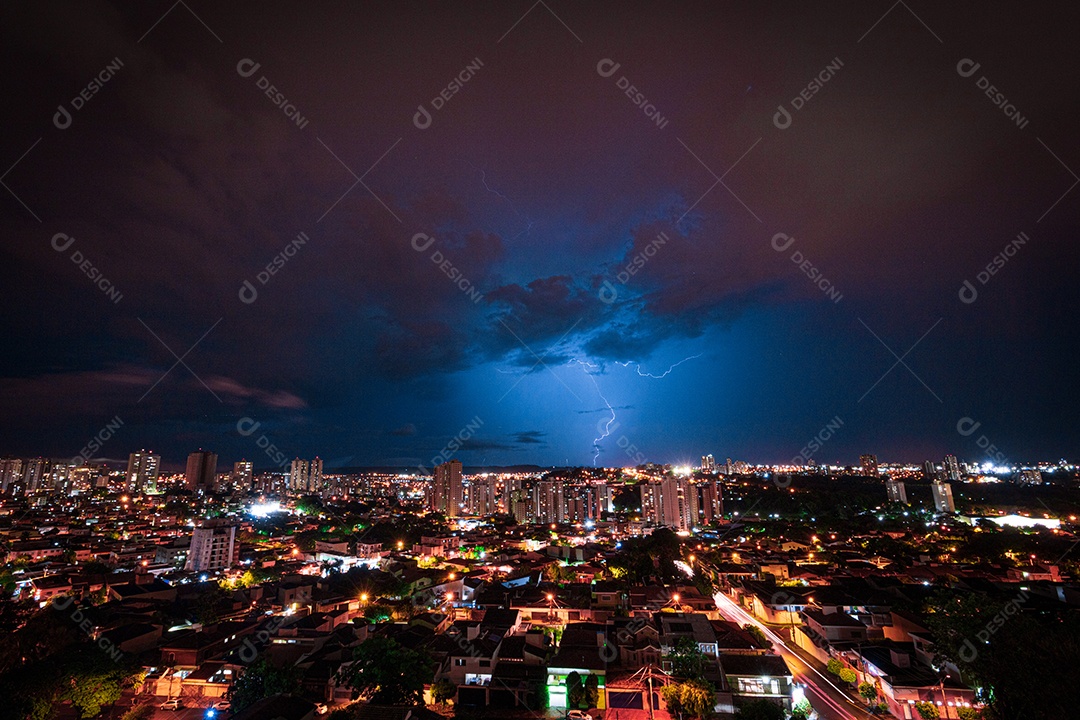 Vista panorâmica de cidade anoite