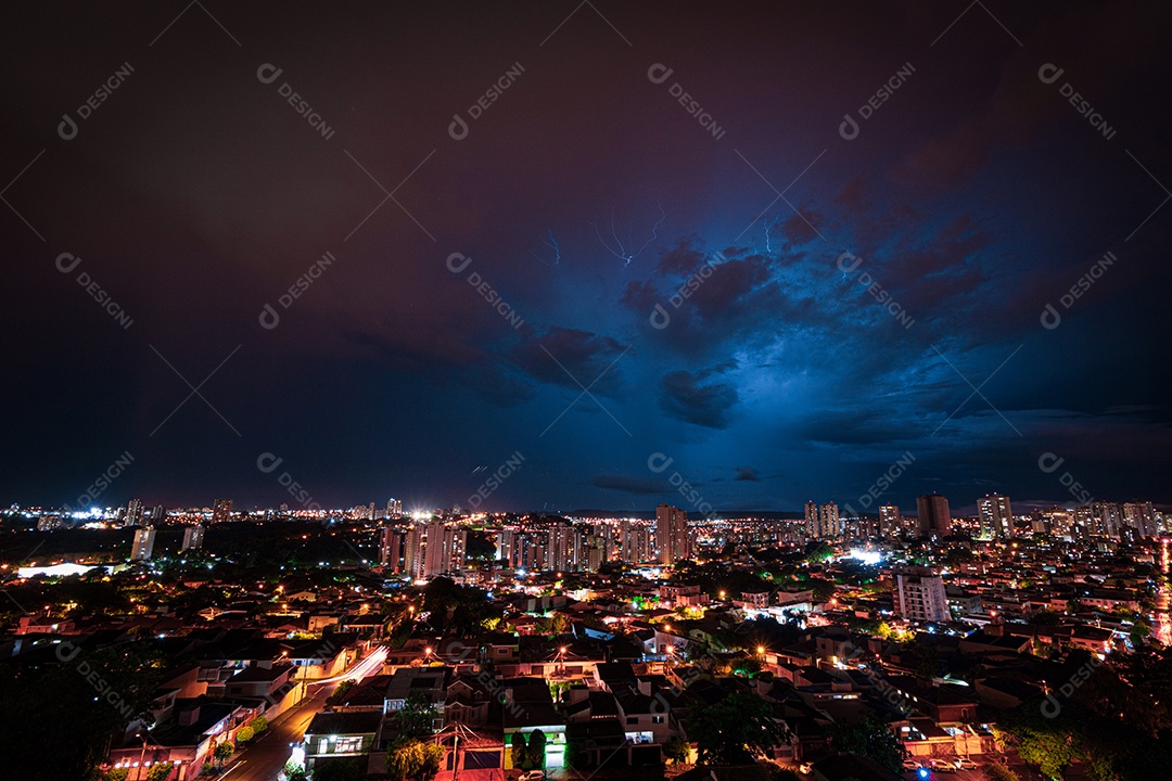 Vista panorâmica de cidade anoite