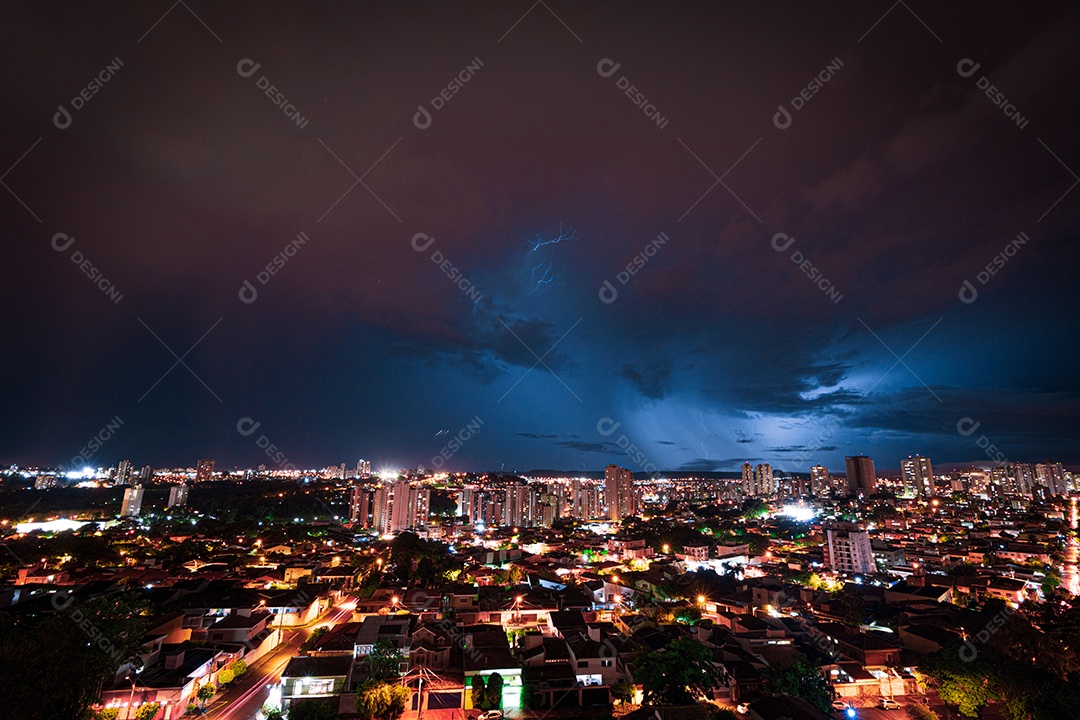 Vista panorâmica de cidade anoite