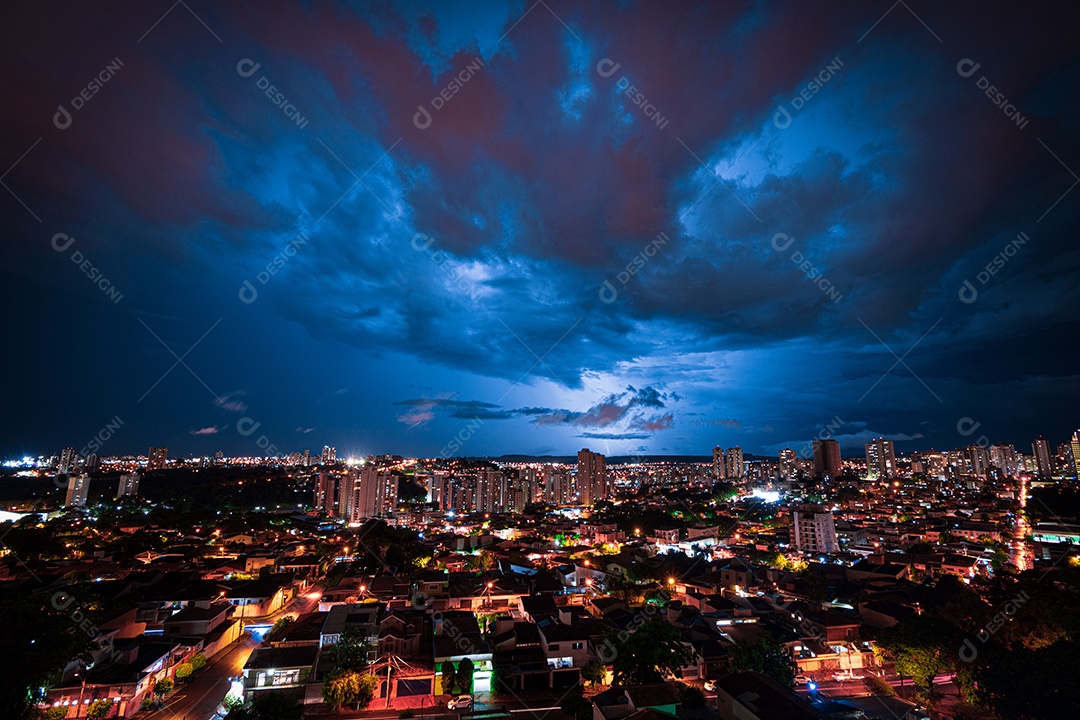 Vista panorâmica de cidade anoite
