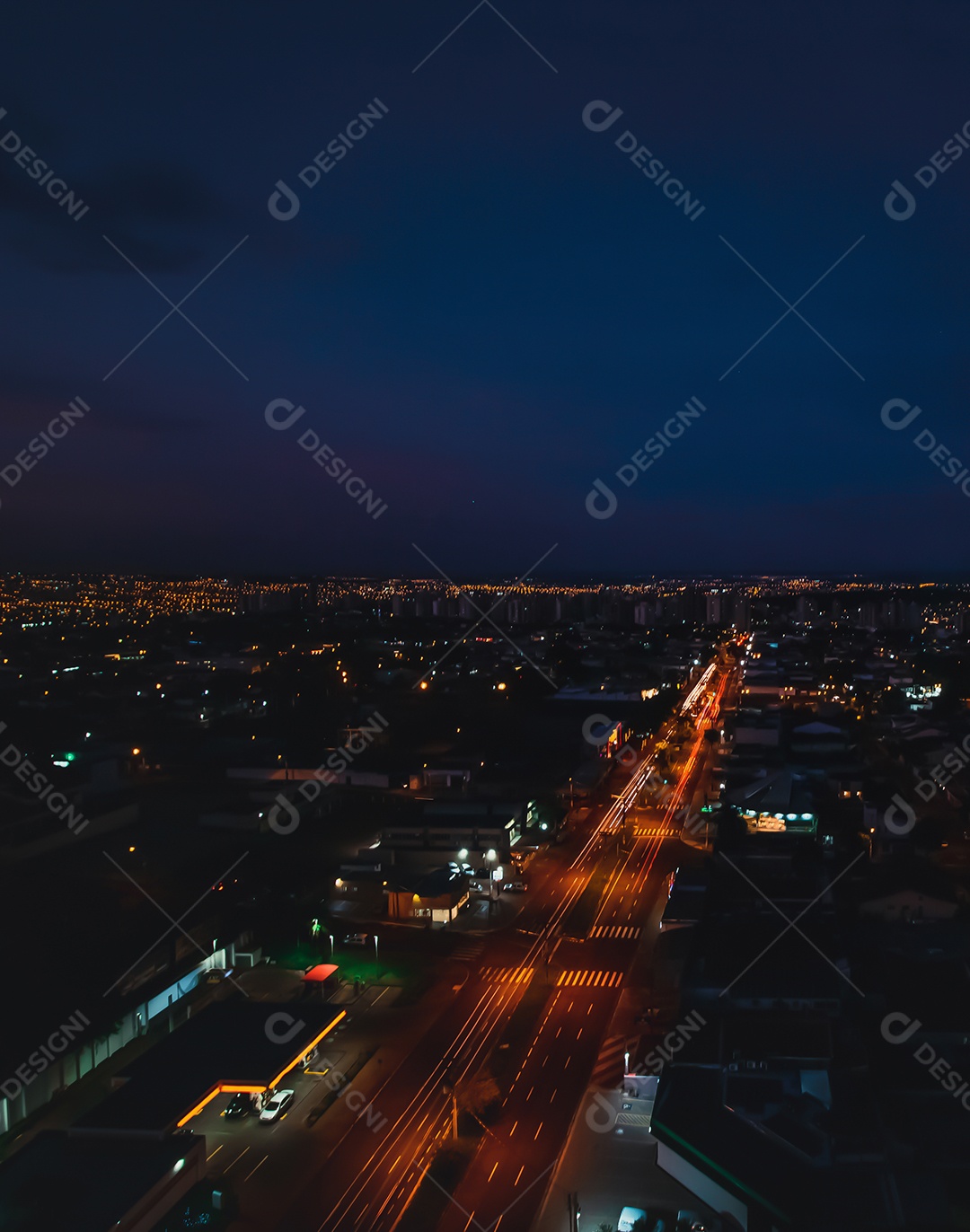 Cidade bem iluminada na noite