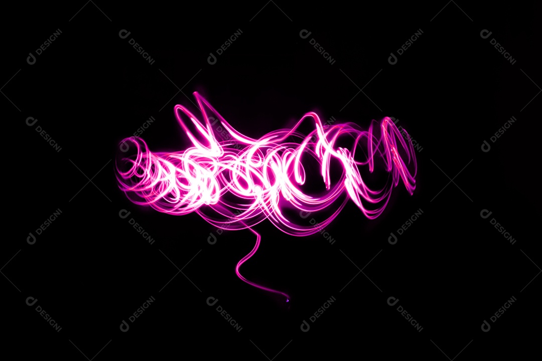 Linhas circulares cor de rosa sobre fundo preto