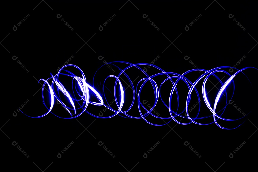 Linhas em voltas circulares coloridas sobre fundo preto