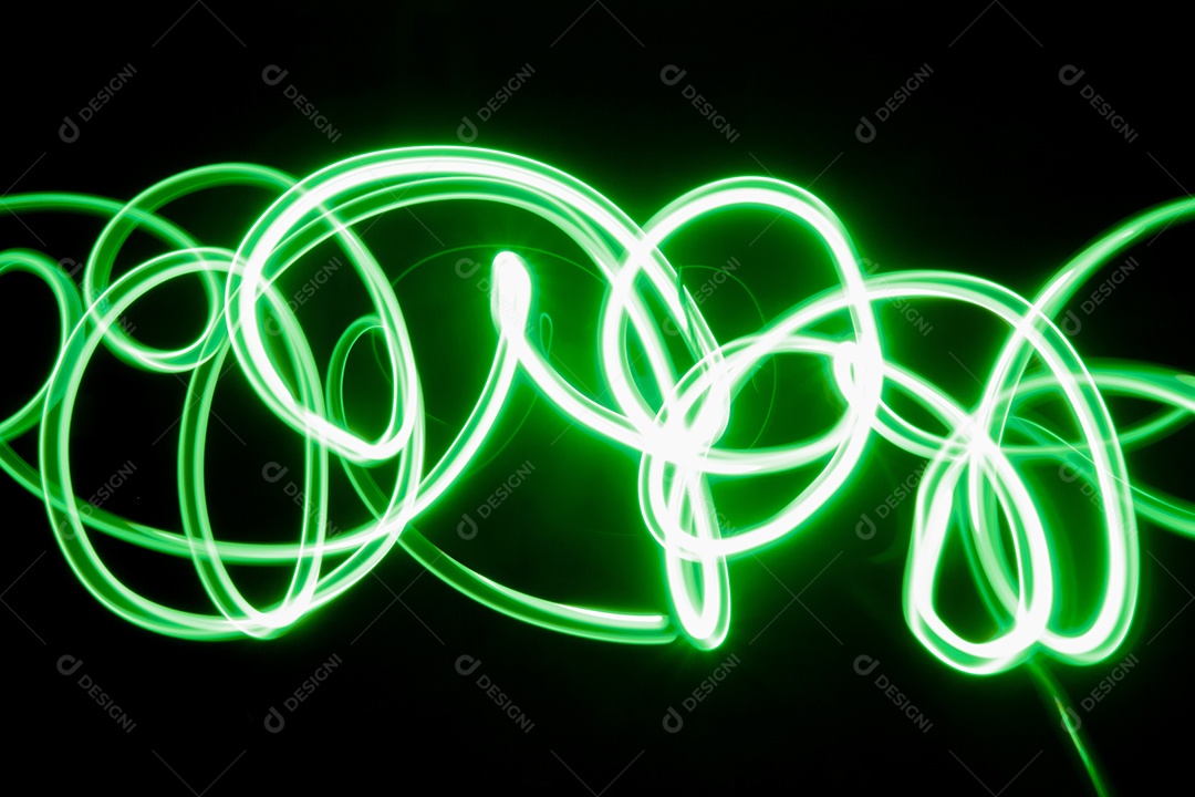Fundo preto com linhas curvadas verde néon