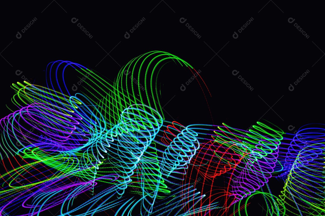 Fundo preto com linhas coloridas gradientes