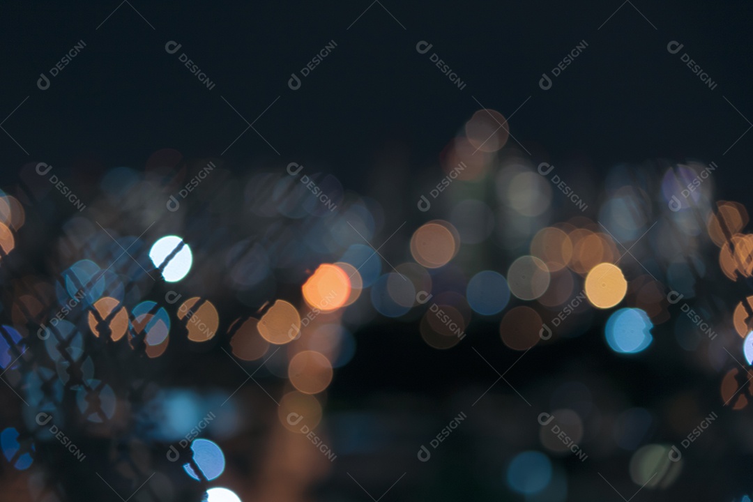 Fundo desfocado de luzes de uma cidade