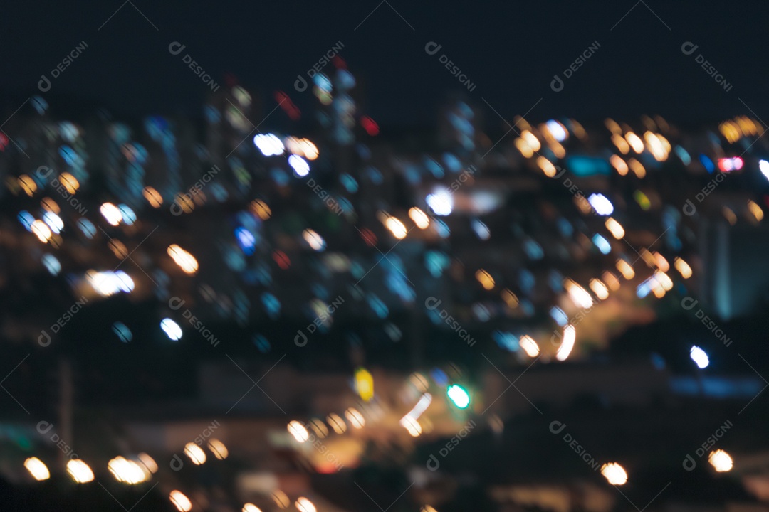 Imagem de uma cidade desfocada a noite