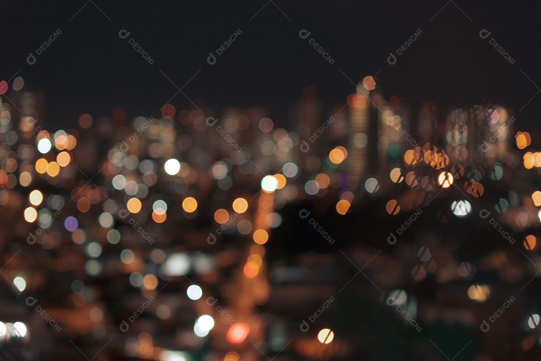Imagem de uma cidade desfocada a noite