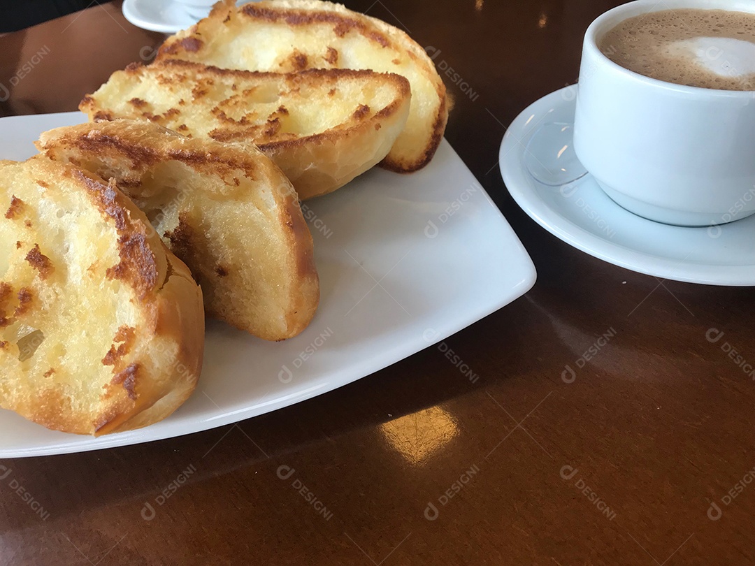 Xícara de café com leite com pães