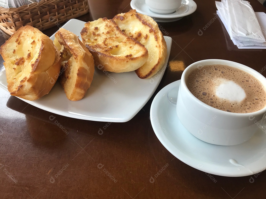 Xícara de café com leite com pães