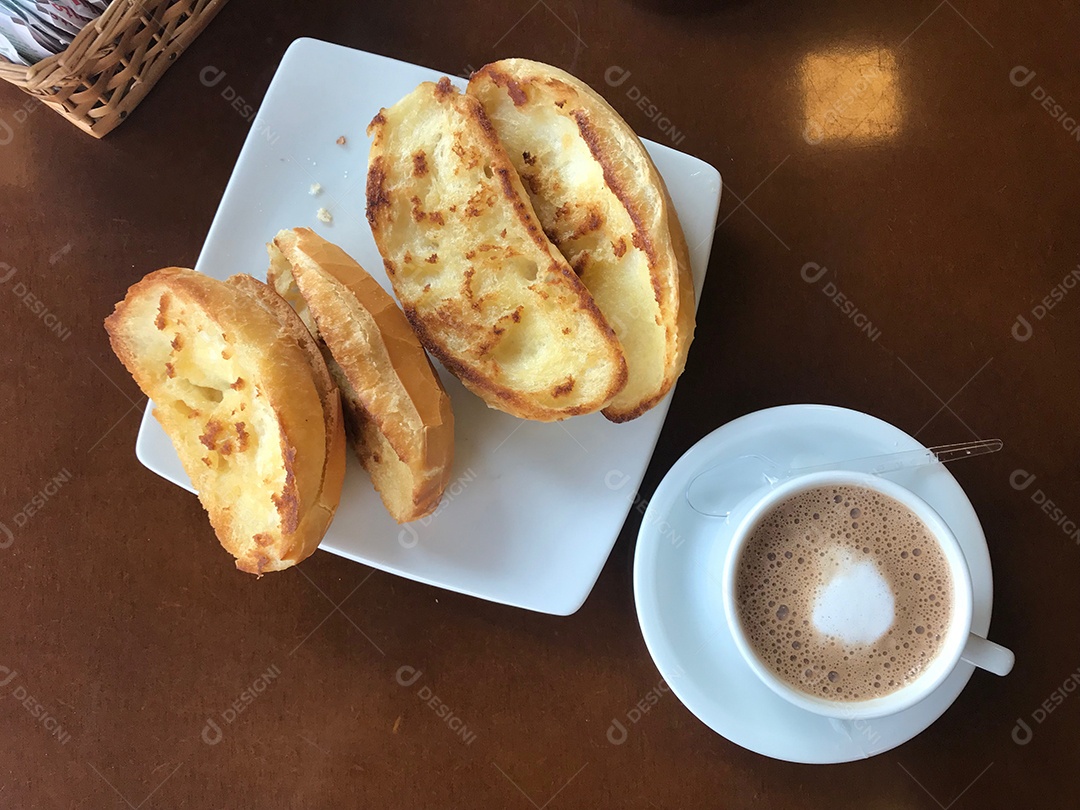 Xícara de café com leite com pães