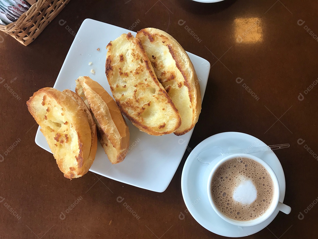 Xícara de café com leite com pães