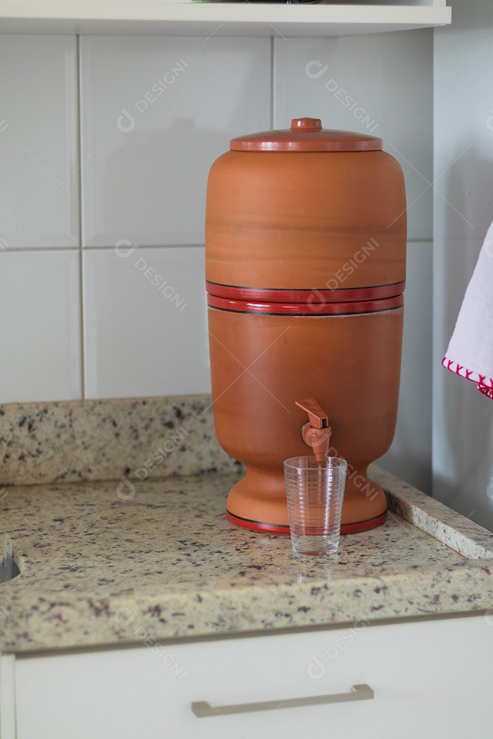 Filtro de argila muito utilizado no Brasil. Imagem do conceito de cultura brasileira.