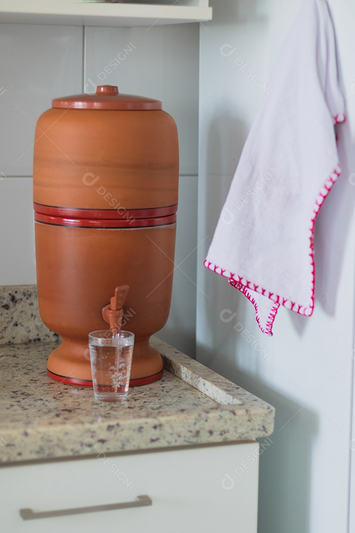 Filtro de argila muito utilizado no Brasil. Imagem do conceito de cultura brasileira.