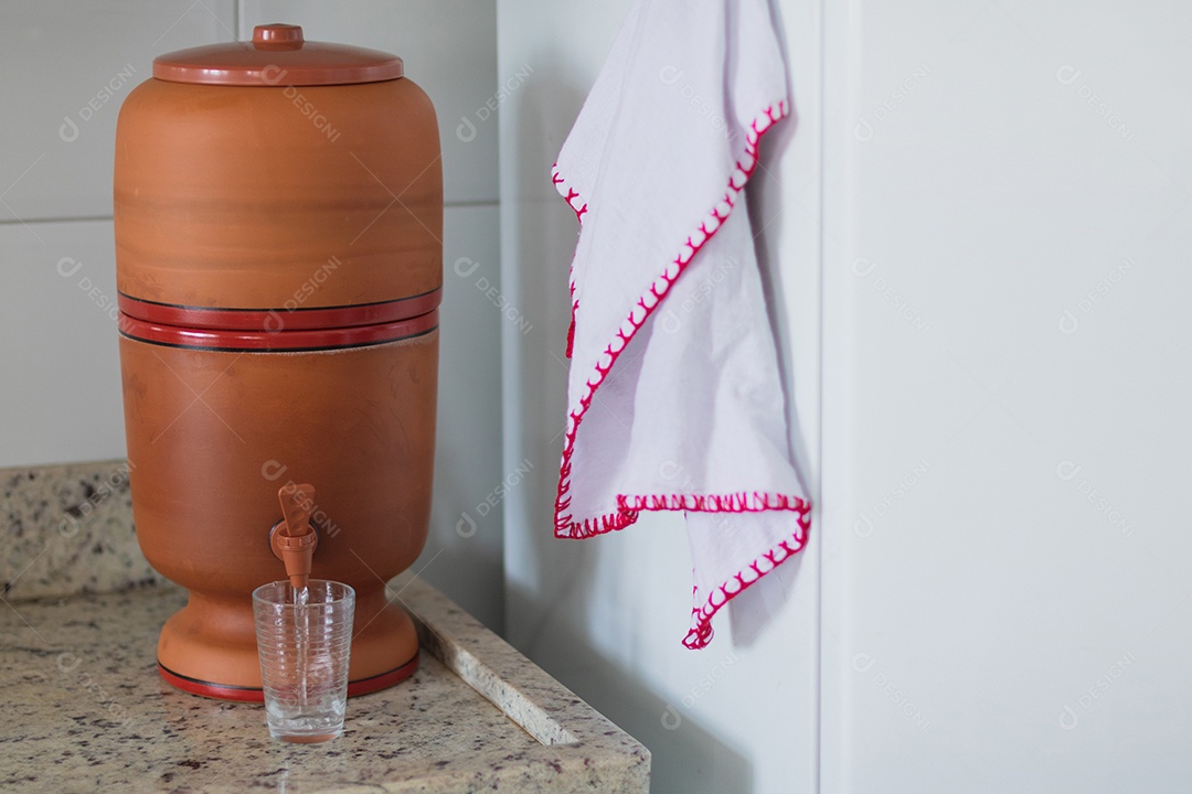 Filtro de argila muito utilizado no Brasil. Imagem do conceito de cultura brasileira.