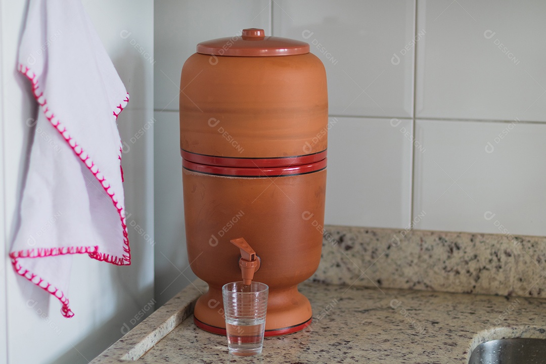 Filtro de argila muito utilizado no Brasil. Imagem do conceito de cultura brasileira.
