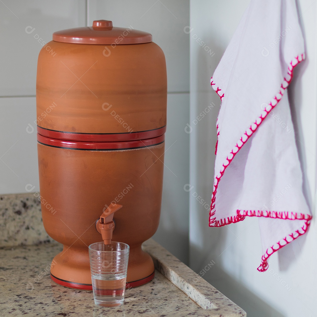 Filtro de argila muito utilizado no Brasil. Imagem do conceito de cultura brasileira.