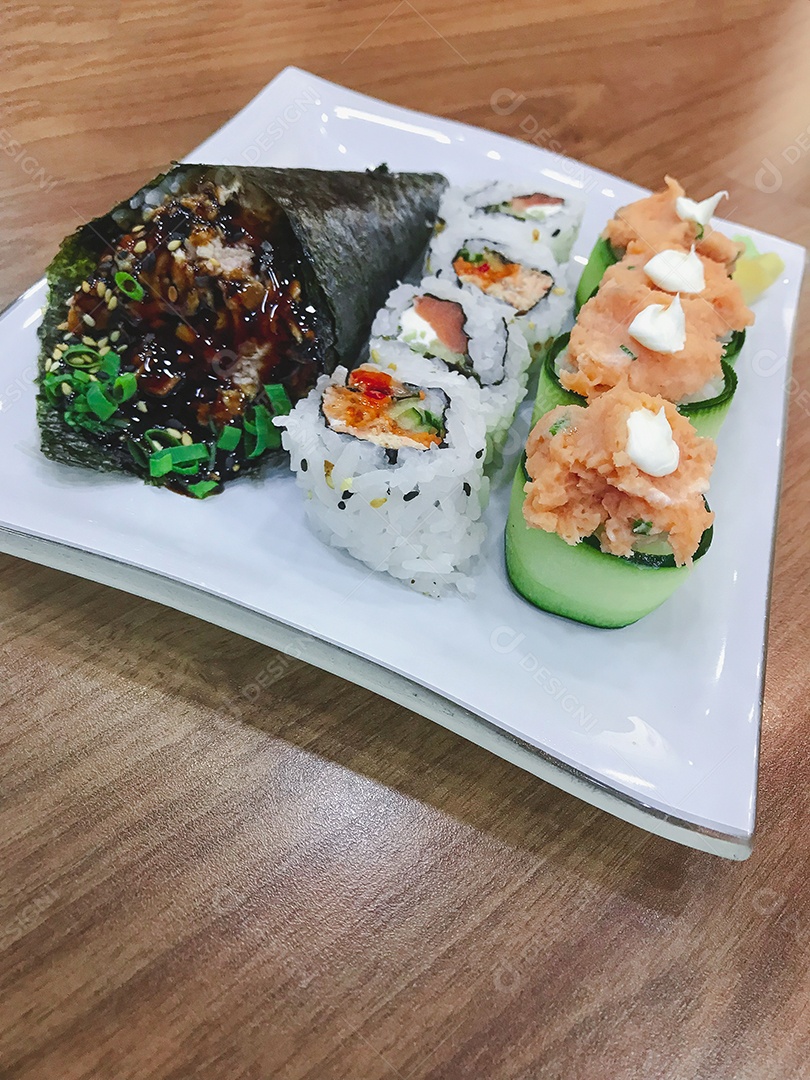 Comida japonesa na mesa: Temaki de salmão, rolinhos de sushi e joe.