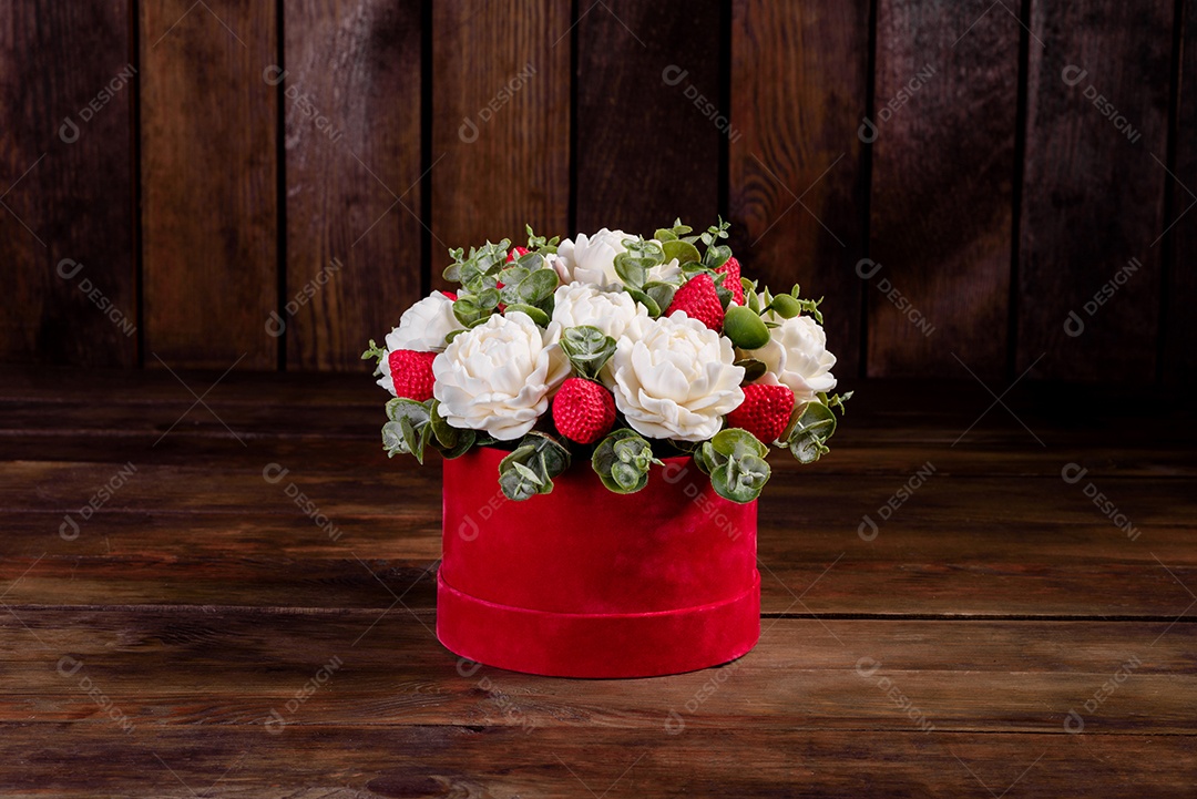 Buquê de lindas flores rosas brilhantes em uma caixa de papelão cilíndrica para presente. Buquê de flores de sabão para presente