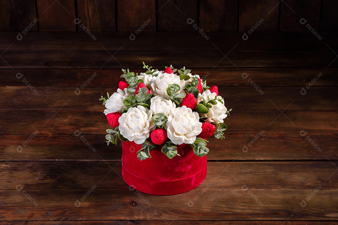 Buquê de lindas flores rosas brilhantes em uma caixa de papelão cilíndrica para presente. Buquê de flores de sabão para presente