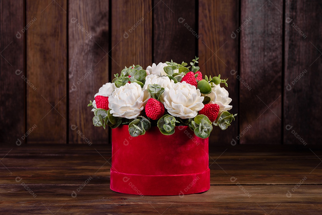 Buquê de lindas flores rosas brilhantes em uma caixa de papelão cilíndrica para presente. Buquê de flores de sabão para presente