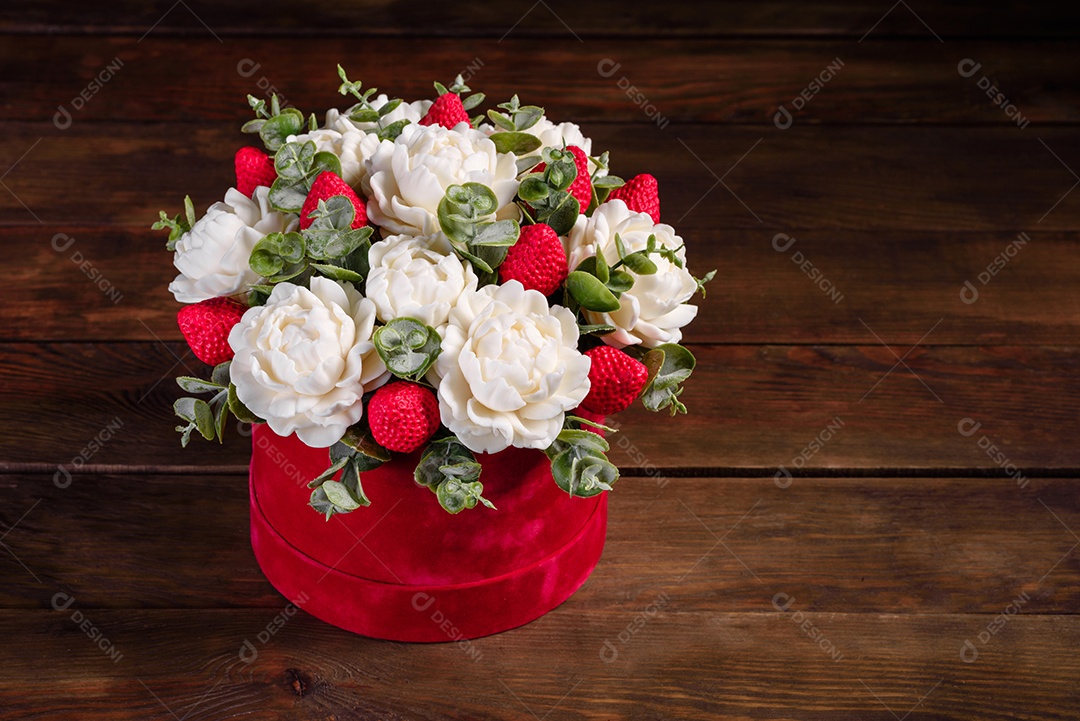 Buquê de lindas flores rosas brilhantes em uma caixa de papelão cilíndrica para presente. Buquê de flores de sabão para presente