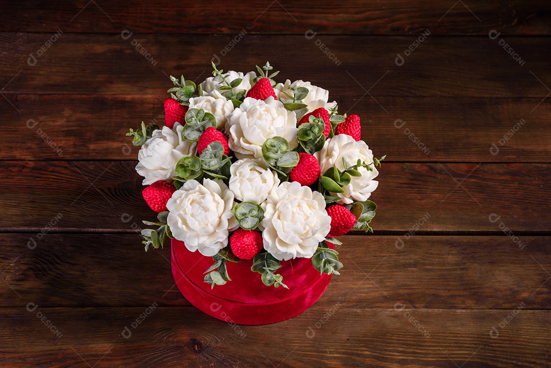 Buquê de lindas flores rosas brilhantes em uma caixa de papelão cilíndrica para presente. Buquê de flores de sabão para presente