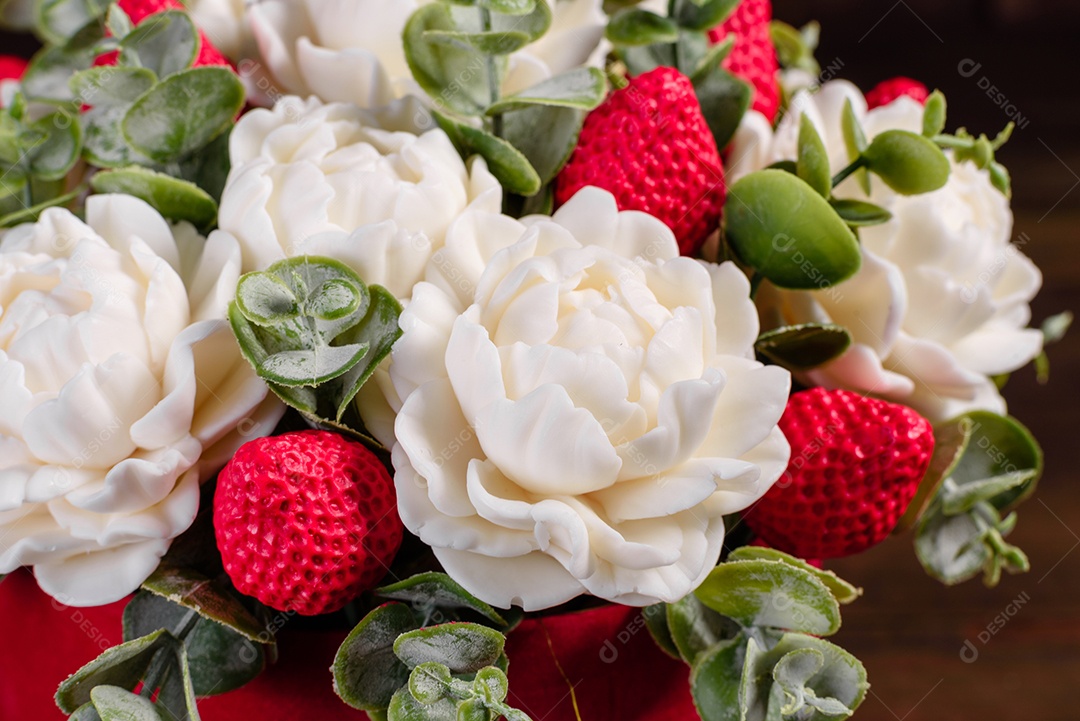 Buquê de lindas flores rosas brilhantes em uma caixa de papelão cilíndrica para presente. Buquê de flores de sabão para presente