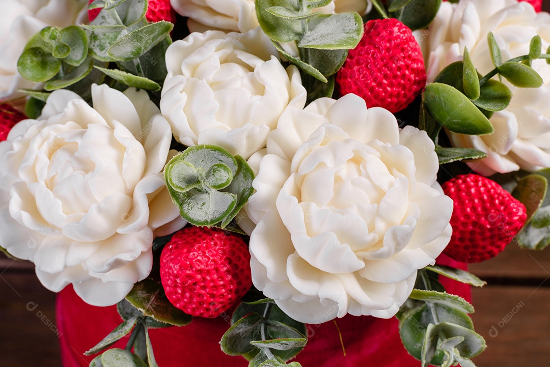 Buquê de lindas flores rosas brilhantes em uma caixa de papelão cilíndrica para presente. Buquê de flores de sabão para presente