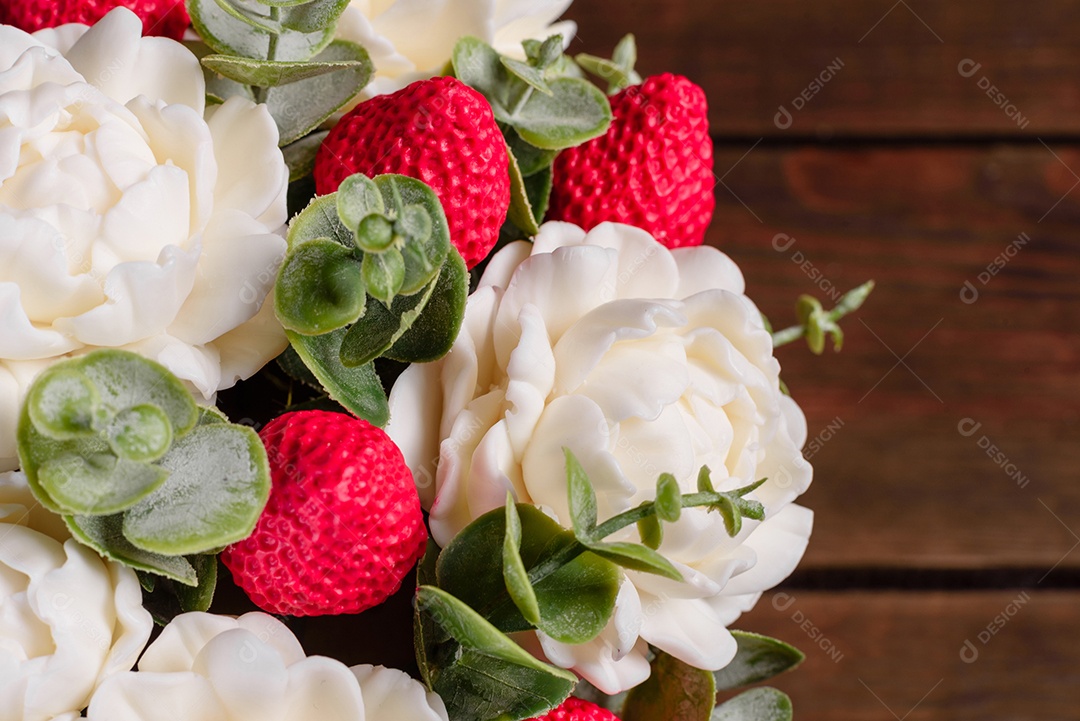 Buquê de lindas flores rosas brilhantes em uma caixa de papelão cilíndrica para presente. Buquê de flores de sabão para presente