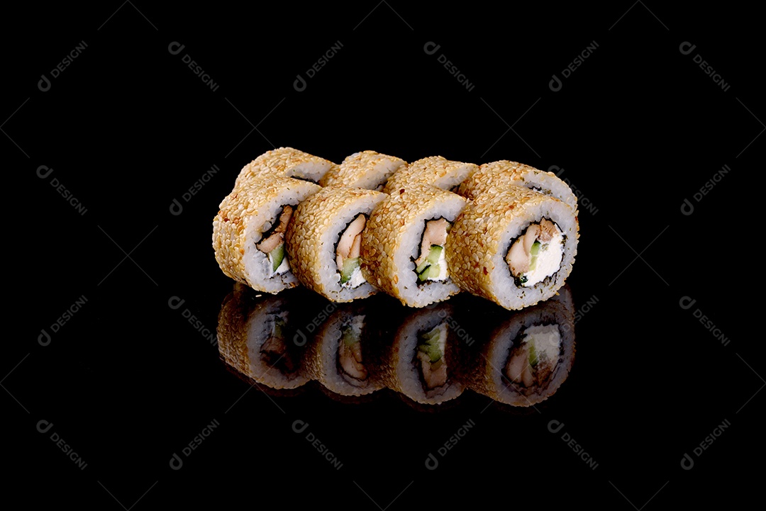Rolos de sushi lindos e deliciosos frescos em um fundo preto. Elementos da culinária japonesa