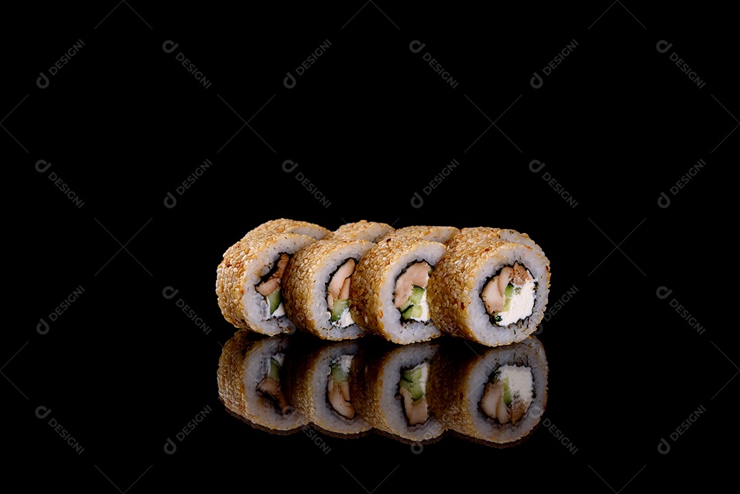 Rolos de sushi lindos e deliciosos frescos em um fundo preto. Elementos da culinária japonesa