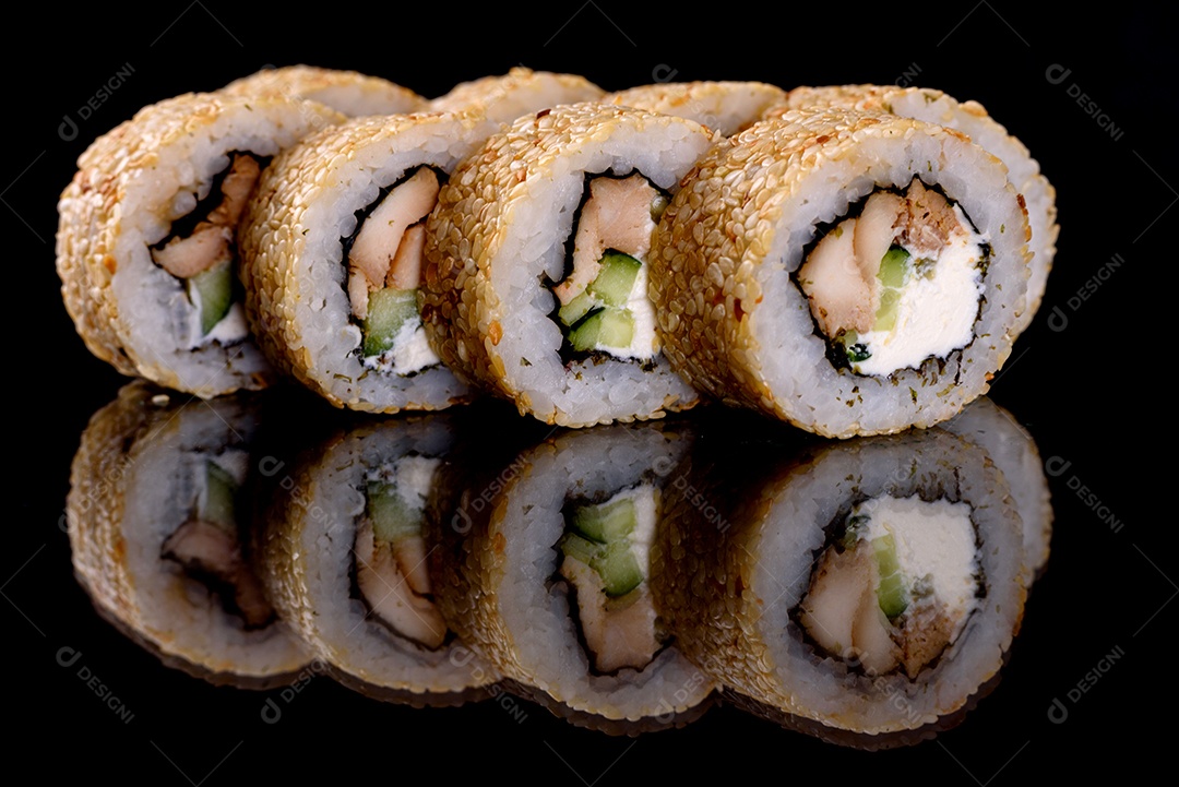 Rolos de sushi lindos e deliciosos frescos em um fundo preto. Elementos da culinária japonesa