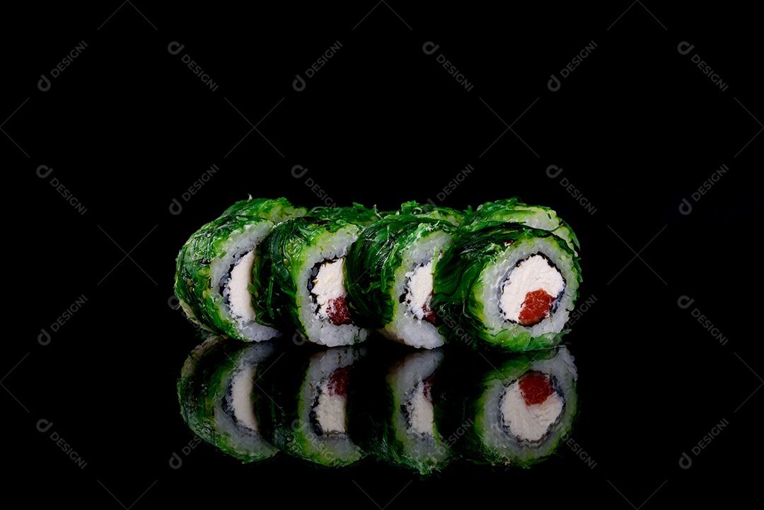 Rolos de sushi lindos e deliciosos frescos em um fundo preto. Elementos da culinária japonesa