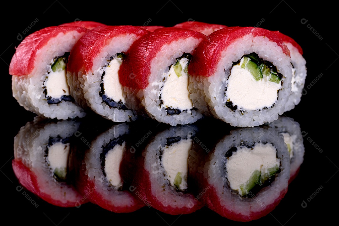Rolos de sushi lindos e deliciosos frescos em um fundo preto. Elementos da culinária japonesa
