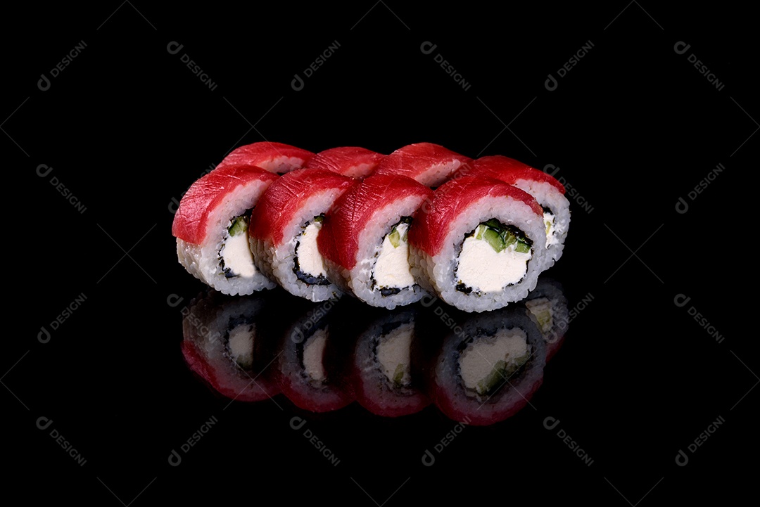 Rolos de sushi lindos e deliciosos frescos em um fundo preto. Elementos da culinária japonesa