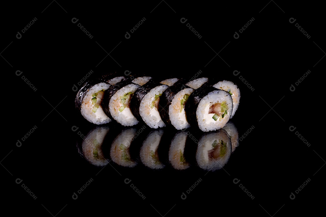 Rolos de sushi lindos e deliciosos frescos em um fundo preto. Elementos da culinária japonesa