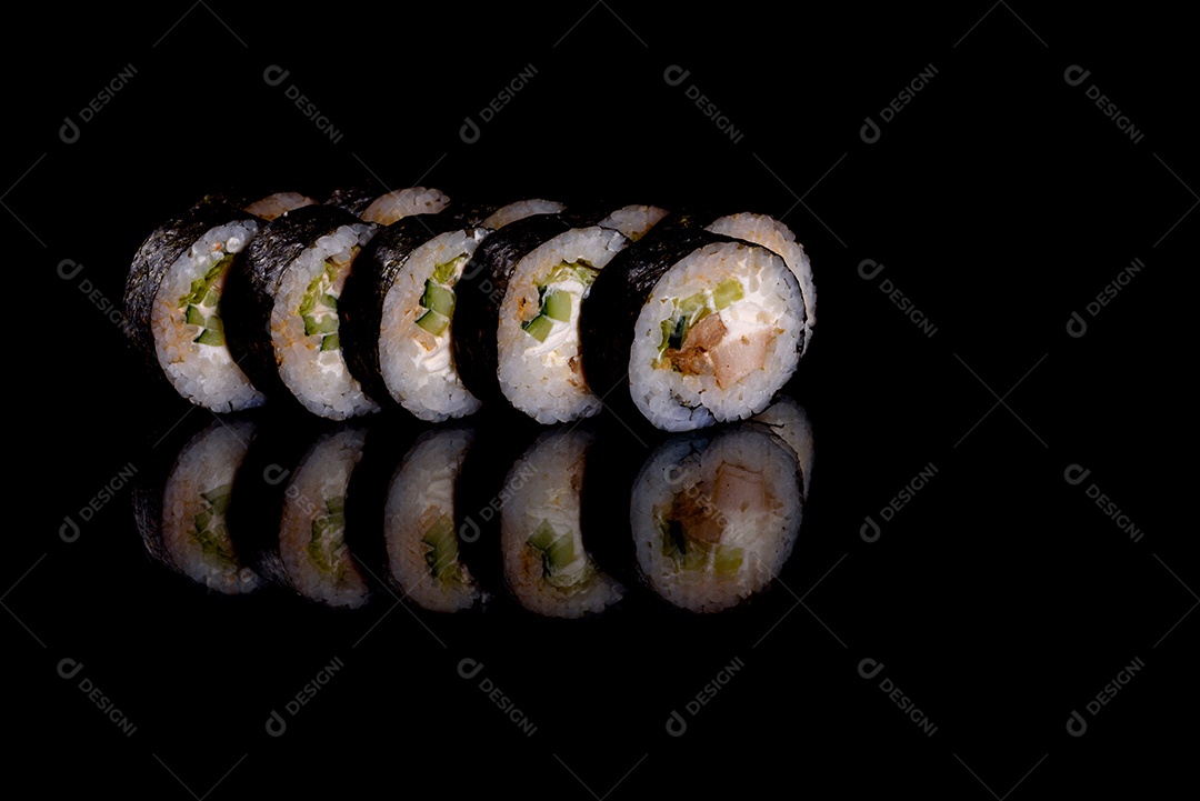 Rolos de sushi lindos e deliciosos frescos em um fundo preto. Elementos da culinária japonesa