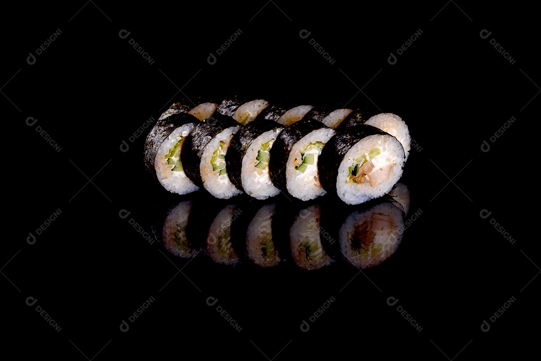 Rolos de sushi lindos e deliciosos frescos em um fundo preto. Elementos da culinária japonesa