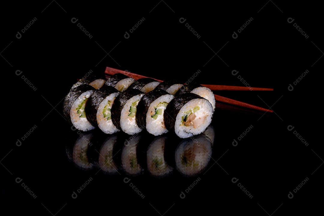 Rolos de sushi lindos e deliciosos frescos em um fundo preto. Elementos da culinária japonesa