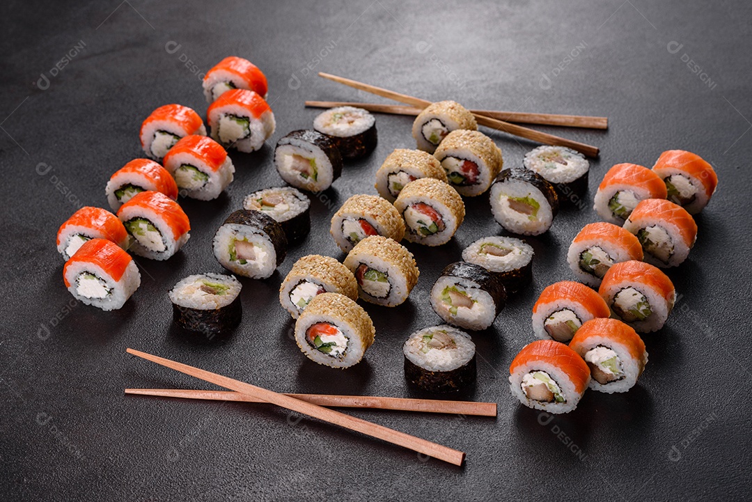 Rolos de sushi lindos e deliciosos frescos em uma mesa. Elementos da culinária japonesa