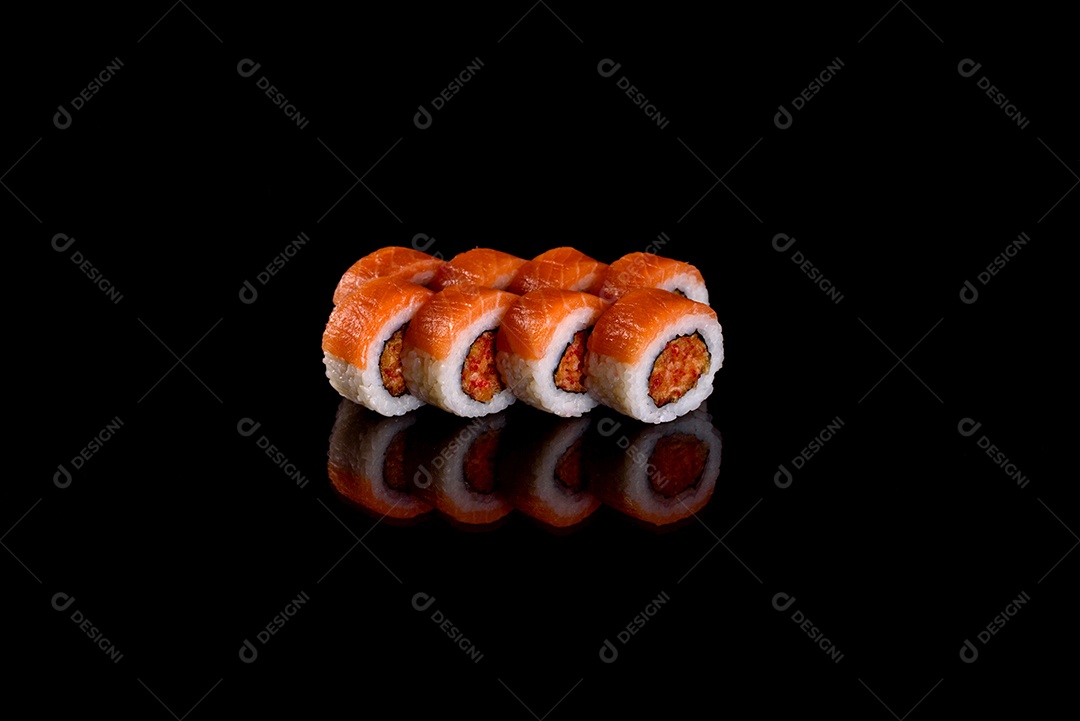 Rolos de sushi lindos e deliciosos frescos em um fundo preto. Elementos da culinária japonesa